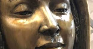 Suposta imagem do rosto de Jesus aparece nas costas de arraia fotografada  morta em praia