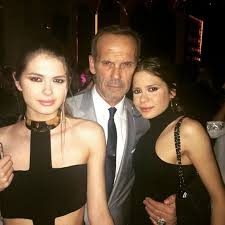 Ο πέτρος κωστόπουλος προσκαλεί γνωστούς ανθρώπους και συζητάει μαζί τους σε χαλαρούς ρυθμούς. Apla Yperoxh H Korh Ths Tzenhs Mpalatsinoy Toy Petroy Kwstopoyloy Einai Pleon Montelo Queen Gr