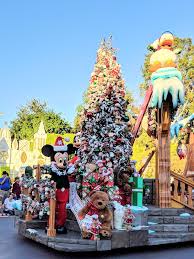 Decorations, food, and special events! Tips For Visiting Disneyland At Christmas Holiday Offerings We Loved And Ones You Can Skip Smart Mouse Travel