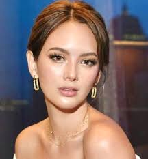 Hi! 👋🏻 my wedding is near 💖 need help. May I ask, maybe someone knows  the color of their contact lenses and where can I buy them? Thank you in  advance po🤗🥰