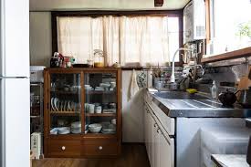 古い日本家屋に暮らす癒しと恵みに溢れた豊かな土壌のある生活 小さなキッチン キッチンアイデア インテリア 収納