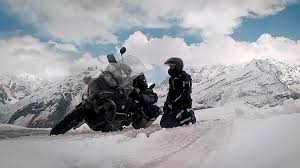 Kein problem, wir zeigen ihnen nicht nur, was aktuell im tv kommt, sondern sie können auch immer nachsehen, was gestern im fernsehprogramm lief. Egal Was Kommt Mit Dem Motorrad Um Die Welt 1 Hr Fernsehen De Sendungen A Z
