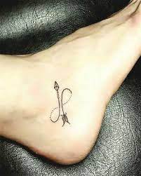 50 Schone Zwillinge Tattoos Designs Und Ideen Mit Bedeutungen Gemini Tattoos Gemini Tiny Foot Tattoos Gemini Tattoo Tattoos