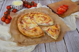 Une Tarte Bien Complete Qui Accompagnee D Une Salade Est Parfaite Pour Le Repas Du Soir Ingredients Quiche Au Thon Recettes De Cuisine Clafoutis Courgettes