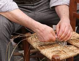 Les fibres utilisées pour le rempaillage sont issues des jeunes feuilles de ce palmier. Rempaillage Cannage De Vos Chaises Et Fauteuils Par Votre Tapissier Rempailleur Atelier Paul