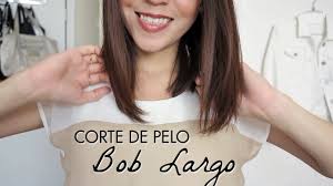 Hazle una raya en medio y separa el cabello por la mitad. Como Cortarse El Pelo En Casa Con Maquinilla O Tijeras