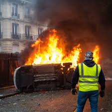 A la veille du nouveau samedi de mobilisation des gilets jaunes ce 8 décembre, l'elysée ne retient plus ses mots pour dramatiser la situation, tout en annonçant un rétropédalage inattendu. Gilet Jaunes Inquiete La Mairie De Paris Veut Maitriser Les Risques