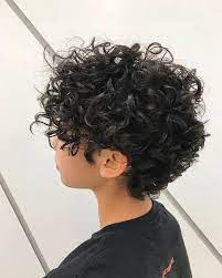 50 Kurze Lockige Haare Ideen Um Ihr Stil Spiel Zu Verbessern Frauen Blog En 2020 Cheveux Courts Boucles Cheveux Courts Coiffures Courtes Cheveux Boucles
