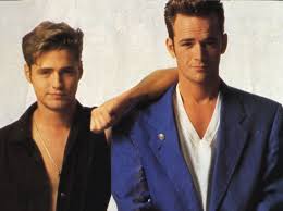 Tra gli anni ’90 e 2000 ecco il taglio mullet uomo riproposto da mel gibson, rob lowe, jon bon jovi, prince, lionel richie, michael bolton e dal … Acconciature Capelli Anni 90 I Look Che Ritornano E Quelli Che Non Vorresti Piu Rivedere Bigodino