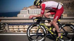 Maybe it is the implausibly youthful face, or the tattered square of dirty, reflective cloth taped to his mudguard. Pro Bike Alistair Brownlee S Scott Plasma Bike Gear Tri247 Com