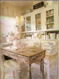 Chez Fifi Has Such A Beautiful Home I Love The Bench With The Pillows Cottage Kitchen Inspiration Chic Kitchen Shabby Chic Kitchen