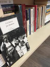 Beti Njuma & Biblioteka e librave të harruar - CUK SIMONI - JETË SHKODRANE Moj Nasibe, sytë e shkrue, Ç'kenke djegë edhe përvlue, Për njatë beg qi të ka shkue. Të ka