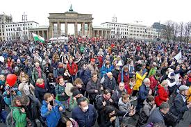Already in the morning during the march of the protesters through the inner city of berlin the official figures of the police reported 250,000 marchers, who had come from all parts of germany and europe. Cov Auflagen Polizei Lost Demo In Berlin Auf News Orf At