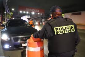Una pareja de policías de ecatepec , municipio del estado de méxico (edomex) fue captada mientras tenía sexo a bordo de una patrulla en horario de servicio y uniformados. Policia De Ecatepec Da De Baja A 35 Elementos 14 Fueron Presentados Al Mp 88 9 Noticias