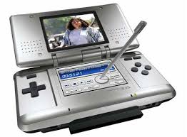 La nintendo ds es una excelente consola portátil —para muchos, la mejor de la historia de nintendo—, pero estos juegos no contribuyen —para nada— a su casi perfecta reputación. Nintendo Ds El Gadget Del Ano Ion Litio
