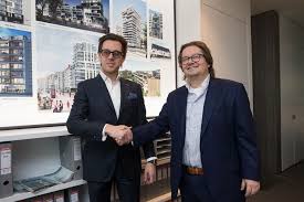 Les 500 plus grandes fortunes de belgique totalisent ensemble pour 142,4 milliards d'euros, ces fortunes aussi diverses qu'hétéroclites trouvent leurs sources dans des domaines tout aussi différents les uns que les autres. De Steile Ambitie Van Kustflatkoning Bart Versluys Mensen Trends