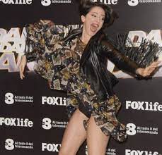 E' una conduttrice televisiva e radiofonica italiana che negli ultimi anni è salita alla nel 2002 l'esordio in tv nel ruolo di letteronza, una ballerina del corpo di ballo dello show di italia 1 mai dire domenica, condotto dalla. Chi E Andrea Delogu La Vita In Diretta Estate Eta Marito Vita Privata E Carriera