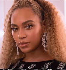 I loved beyonce's hair this. Beyonce Just Brought Back The Blonde Wavy Lob With An 80s Twist Hellogiggles