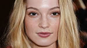 Hannah Dodd Gives Viewers A Disclaimer For Lifetime's Flowers In The Attic 