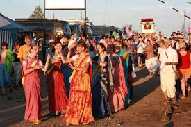 А раз уж нашли, то помимо изучения собственно археологического памятника, нужно, и можно, на этом ещё и заработать. V Arkaime Turisty Chut Ne Spalili Kazachyu Usadbu Otmechaya Solncestoyanie Dostup