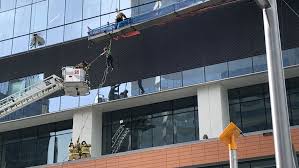 Alberta's crystal clear window cleaning has been providing edmonton residents and businesses with expert window cleaning services for more than 30 years. Edmonton Window Washer Fall Sparks Two Investigations Ctv News