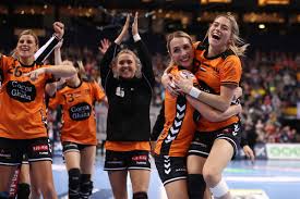 In het seizoen 2015/2016 werd estavana met team esbjerg kampioen van denemarken. Estavana Polman Zimbio