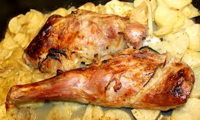 • 500 g di agnello • 2 spicchi d'aglio • 1 rametto di rosmarino • 3 foglie di alloro • 1 bicchiere di vino rosso • olio extravergine di oliva q.b. Cosciotto Di Agnello Con Patate Blumirtillo