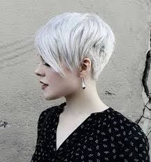 La pixie, pour celles qui froncent les sourcils pour indiquer qu'il s'agit d'un style encore inconnu de leur culture capillaire, c'est tout simplement une coupe courte, parfois très courte. Epingle Sur Anne
