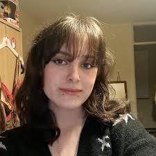 Hi everyone thought I'd introduce myself🤍My name is Ella, I'm 21 and I  live in Surrey. Currently training in screen and stage while doing some bar  work