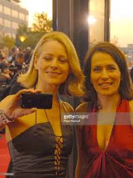anne will re freundin dr miriam meckel beide in kleidern von sonja kiefer zdf gala verleihung deutscher fernsehpreis 2 anne will promis schauspieler