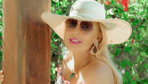 «أتقدم بخالص التعازي للفنانة الكبيرة والصديقة الجميلة #ليلى_علوي فى. Msthbnqbzrdrem