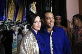 Lanjutkan membaca artikel di bawah. Nia Ramadhani Sempat Tak Sadar Sudah Hamil 4 Bulan