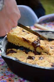 Skillet Cookie Ou Cookie A La Poele Cookies Et Biscuits Cuisine Et Boissons Gateau Brownie Au Chocolat