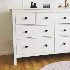 Bei dir steht eine ikea kommode rum? Ikea Hemnes Kommode Mit Schwarzen Herz Mobelknopfen Mobelknopfe Ikea Ikea Hemnes Wickelkommode Hemnes