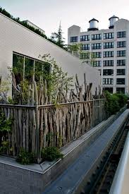 26 Ideen Fur Balkon Sichtschutz Verschiedene Sichtschutzmoglichkeiten Sichtschutz Ideen Holz Zweige Pflanzen Rustikal Balcony Privacy Balcony Plants Outdoor