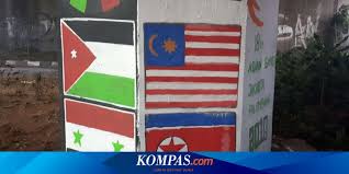 Simbol anak bulan dan bintang menunjukkan lambang agama islam yang menjadi agama. Awal Pembuatan Mural Di Joglo Yang Viral Karena Salah Lukis Bendera Malaysia Halaman All Kompas Com