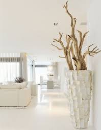 deco bord de mer moderne en bois flotte dans un vase de sol deco blanche deco maison deco interieure