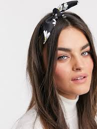 Our favourite bandana hairstyle includes an almost 3'' wide bandana tied around long wavy hair with middle parting. 23 Cute Bandana Hairstyles You Will Love The Trend Spotter