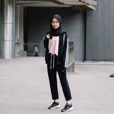 Tampilan ini akan lebih terkesan kekinian dengan menggunakan celana jogger. Best Fashion Hijab Remaja Simple Tomboy 10 Inspirasi Gaya Hijab Boyish Stylish Buat Hijabers Tom Pakaian Olahraga Wanita Gaya Model Pakaian Model Pakaian Hijab