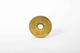 5円と50円に穴が開いている理由とは なぜ必要