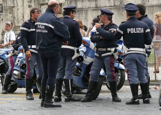 TATUAGGI E DIVISA FEMMINILE, POSSIBILE DISCRIMINAZIONE NELLA POLIZIA ITALIANA