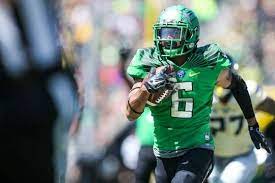 Charles Nelson Evading The Defense And Running It In For 6 Pts The Spring Game 2015 Oregon Ducks Football Football Helmets Ducks Football