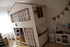 Das kinderbett haus als hochbett variante hat wie eben, bei normalen hochbetten, den vorteil das sie unter dem bett eine. Diy Inspiration Fur Kinder Hochbett Haus Kinderhochbett Kinder Zimmer Ideen Babyzimmer Wandgestaltung