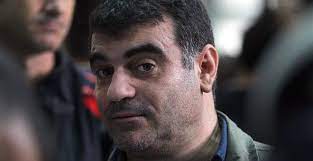 Στο δωμάτιο ενός ξενοδοχείου, ένας άνθρωπος σκυμμένος πάνω Epi8esh Ba3ebanh Me Gro8ies Se Dhmosiografo Eidhseis Nea To Bhma Online