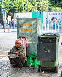 享受阳光的拾荒者在垃圾桶旁等待猎物之余晒晒太阳读读报 reader sunshine streetsnap photo collage art travel