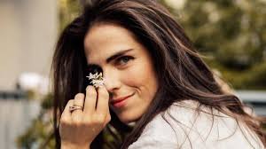 Karla Souza enamora en pants blanco y tank top con nueva melena rubia