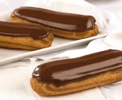 Un Eclair Est Une Patisserie Constituee De Pate A Choux Allongee Et Fourree De Creme Patissiere A Eclair Au Chocolat Recette Eclair Au Chocolat Eclairs Recette