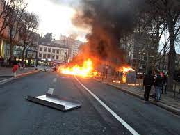 Restez informés avec le dauphiné libéré. Saint Etienne Des Casseurs Font Degenerer Un Defile De Gilets Jaunes A Centre Deux Activ Radio