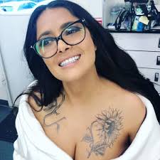 The official music video for somebody that i used to know by gotye, featuring kimbra. Was Ist Da Passiert Salma Hayek Mit Tatowiertem Dekollete