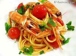 Eliminate la testa 1, schiacciate il carapace dai bordi per staccarlo facilmente 2. Linguine Agli Scampi Gastronomy Love